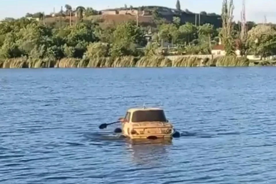 «Запорожец» плывет по Алексеевскому ставку. Фото: Скриншот видео vk.com/bp_dn