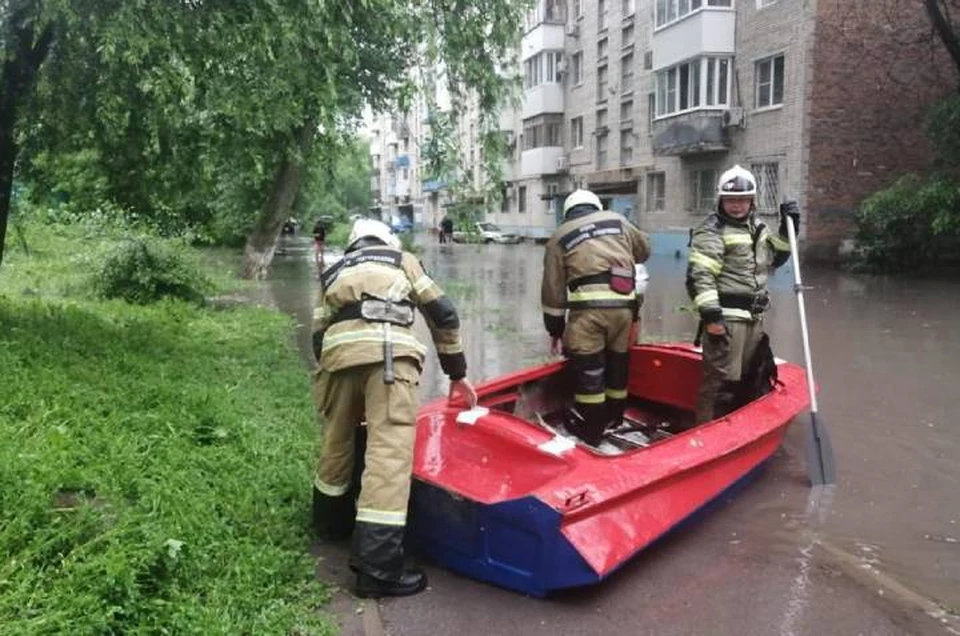 Спасателям пришлось плыть к дому на лодке. Фото: пресс-служба ГУ МЧС по Ростовской области