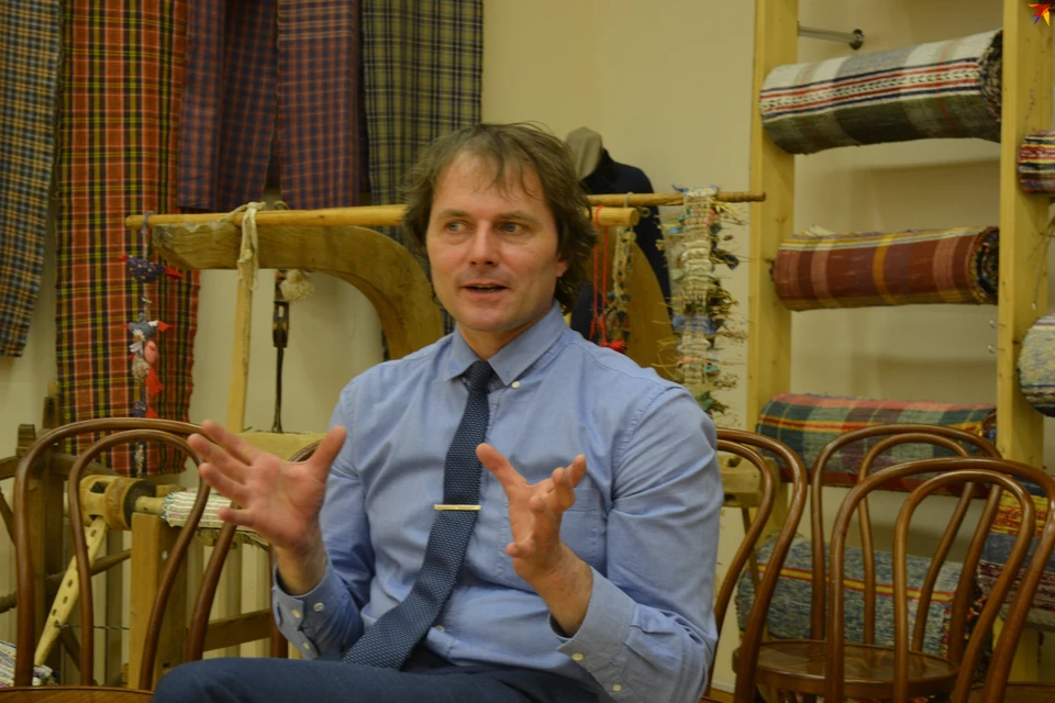 Евгений Худин: "Бывает залезешь в какую-то развалину, а там из под рухнувшего потолка проглядывает расписная столешница или голбечная дверь"