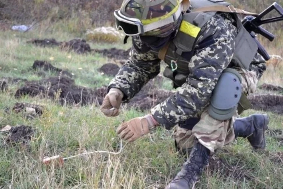 Украинские боевики поставили противотанковые мины под Донецком. Фото: штаб ООС