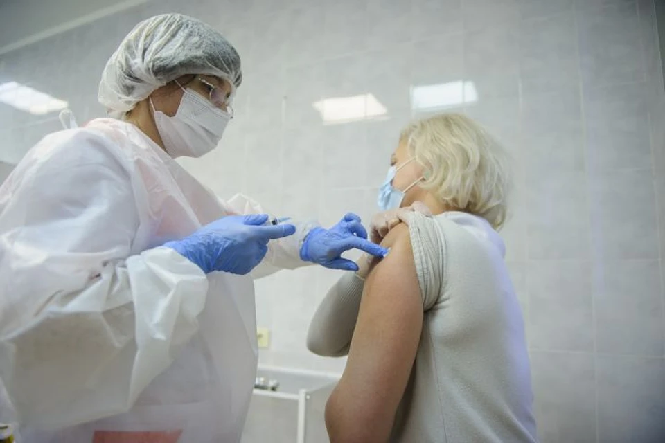 Всего по данным сотрудников Роспотребнадзора на Средний Урал поступило больше 560 тысяч доз отечественных вакцин от коронавируса.