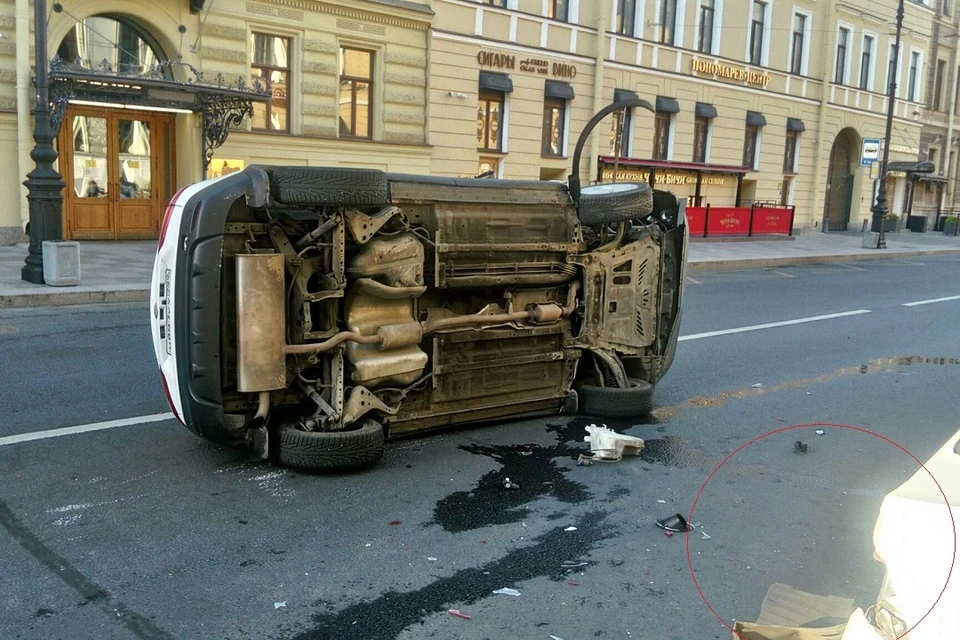 Каршеринг и такси встретились на Малой Морской улице. Фото: vk.com/spb_today