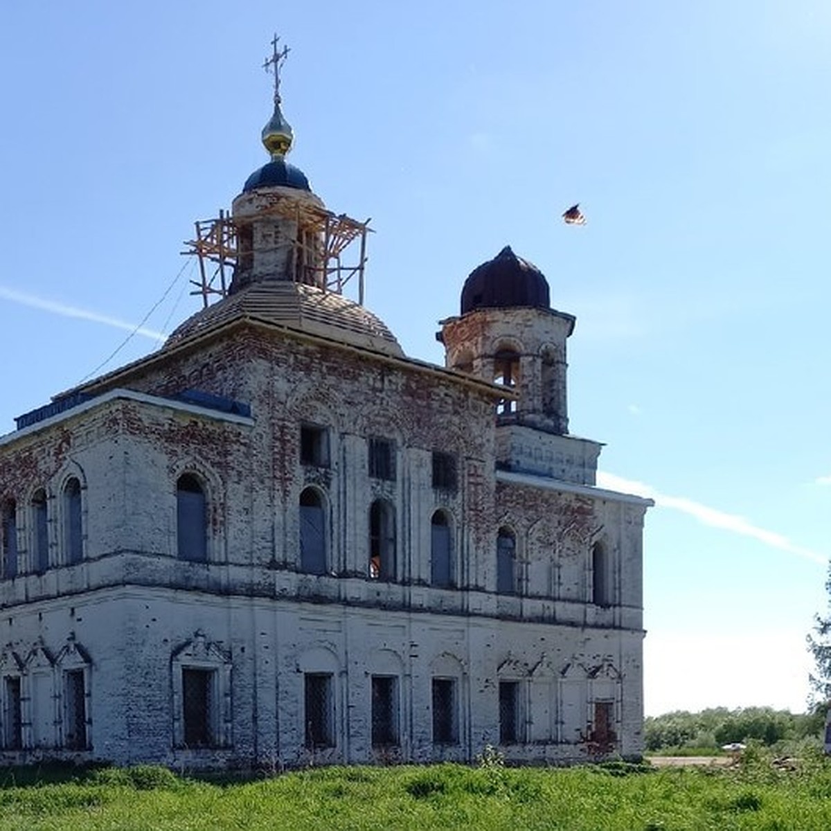 На Богоявленский храм в деревне Ляли в Коми водрузили золотую маковку с  крестом - KP.RU