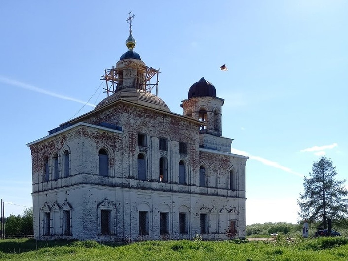 На Богоявленский храм в деревне Ляли в Коми водрузили золотую маковку с  крестом - KP.RU