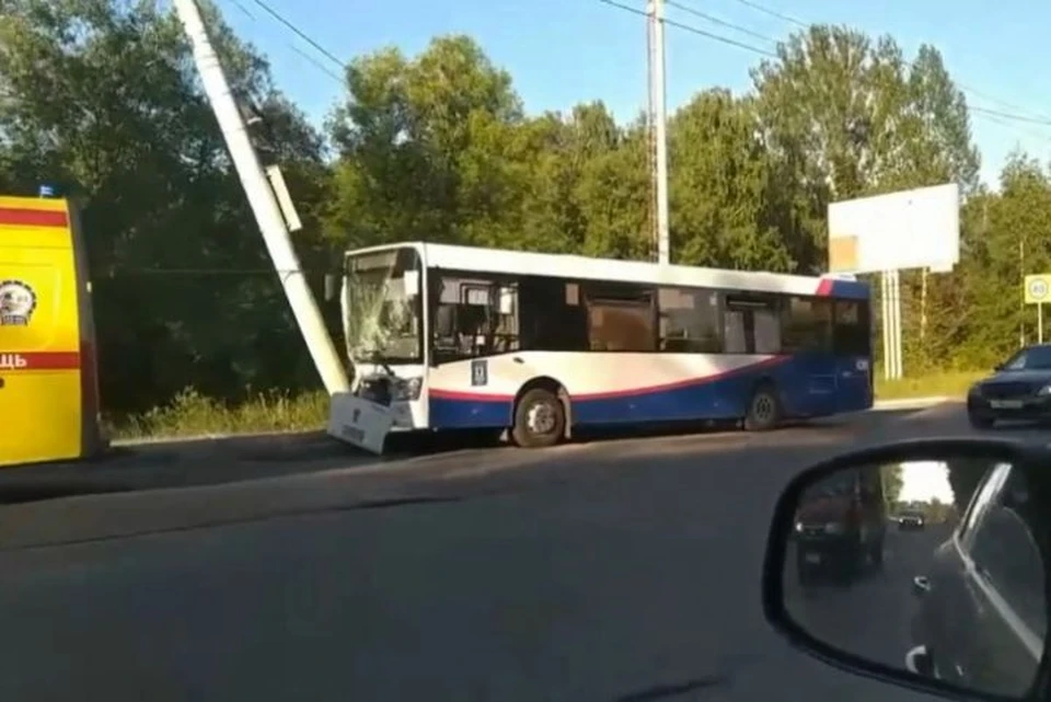 Автобус врезался в столб. ФОТО: группа "Подслушано в Ярославле" ВКонтакте