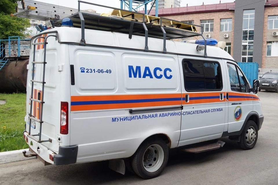 Родные младенца обратились к спасателям, когда поняли, что малыш застрял в лавке. Фото: МАСС