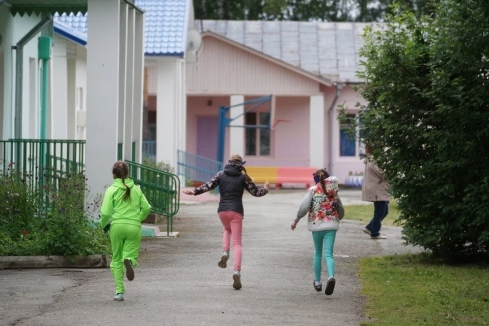 Из детского лагеря «Чкаловец» под Новосибирском вывезли автобус детей из-за ковида.