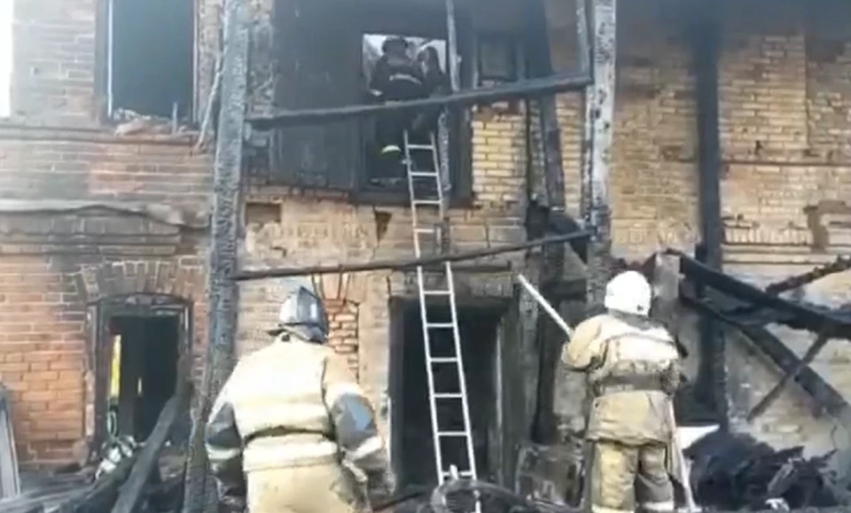 Пожар в доме начался ночью, когда все спали. Фото: кадр видео МЧС России.
