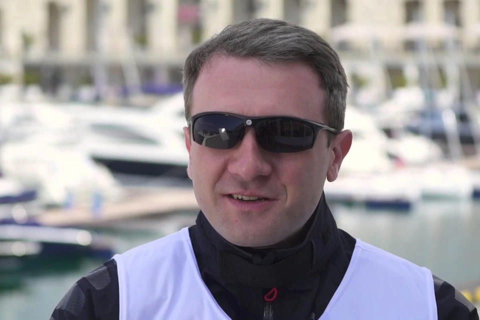 42-летний Илья Кожевников оставил свои вещи в шкафчике, закрыл его и отправился на тренировку. Вернувшись через час в раздевалку, мужчина заметил, что замок на ящике сломан.