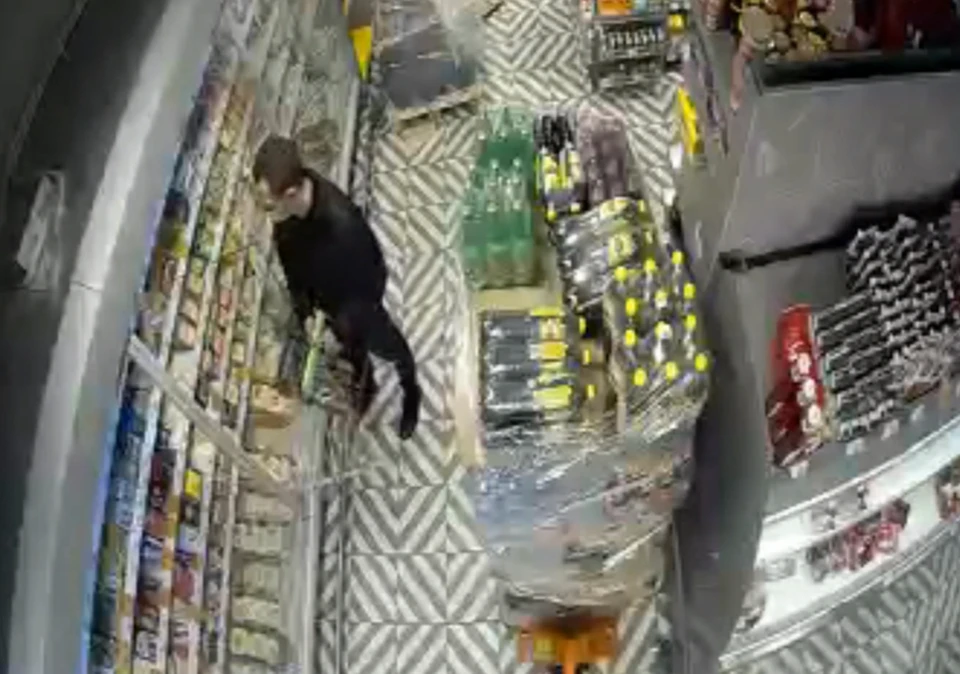 Югорчанин украл 6 килограммов сыра, чтобы сэкономить на продуктах для праздничного стола Фото: скриншот с камер ОМВД России по г. Нефтеюганску