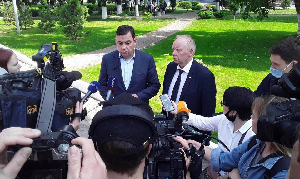 Пресс-конференция Олега Гриднева из минздрава РФ и Андрея Прилуцкого из рязанского минздрава во дворе больницы Семашко