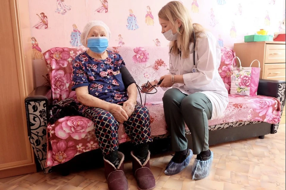 В Новосибирске прививку от коронавируса поставили 102-летней пенсионерке. Фото: пресс-служба правительства НСО