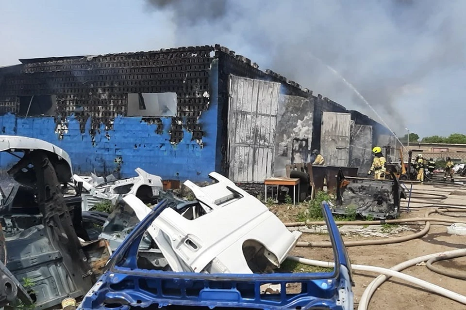 Крупный пожар в автосервисе в Хабаровске: обгорел мужчина, уничтожено 10 машин