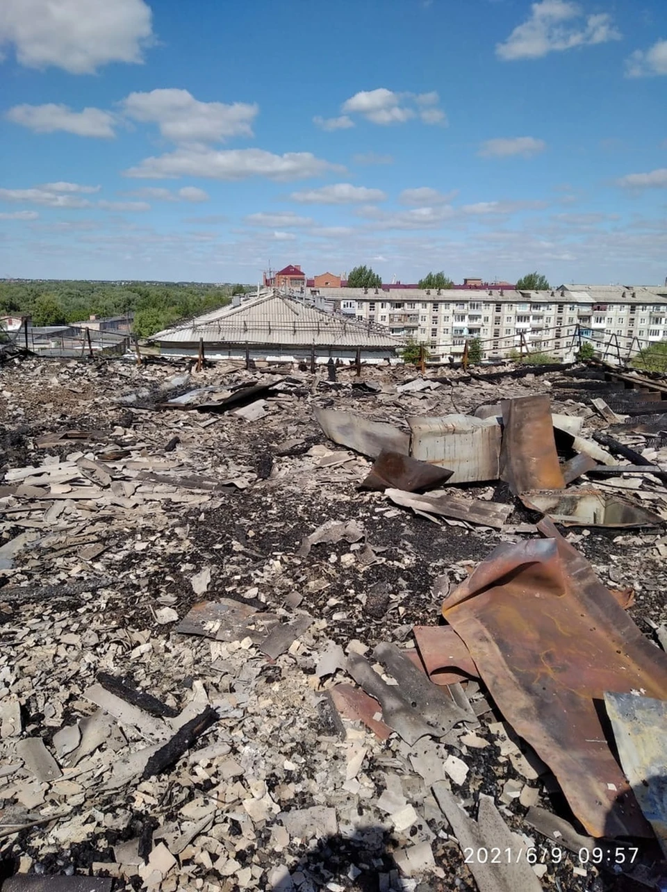 После пожара, как рассказали жильцы, крыша выгорела полностью