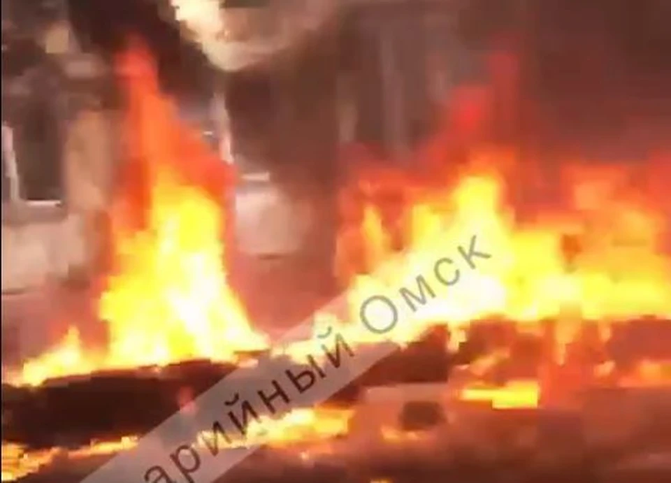 Утеплитель на трубах вспыхнул за считанные минуты. Фото: скриншот с видео