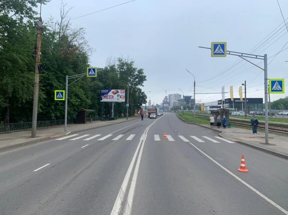 В Орле на Кромском шоссе «Рено Логан» сбил женщину на дороге 10 июня 2021. Фото: Госавтоинспекция Орловской области