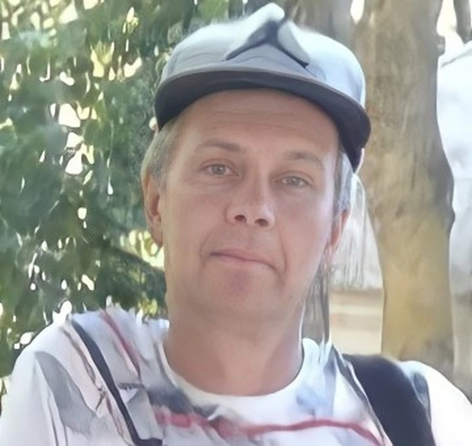 Пропавший был в серой куртке, серых джинсах, голубой футболке, чёрных ботинках