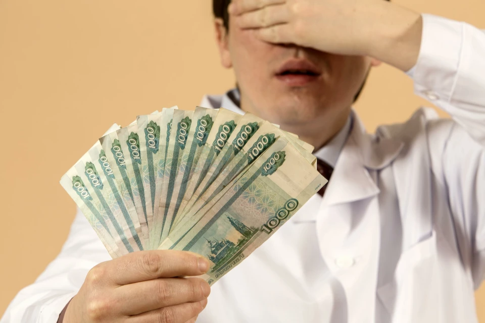 На руки среднестатистический работник получил чуть больше 28 000 рублей.