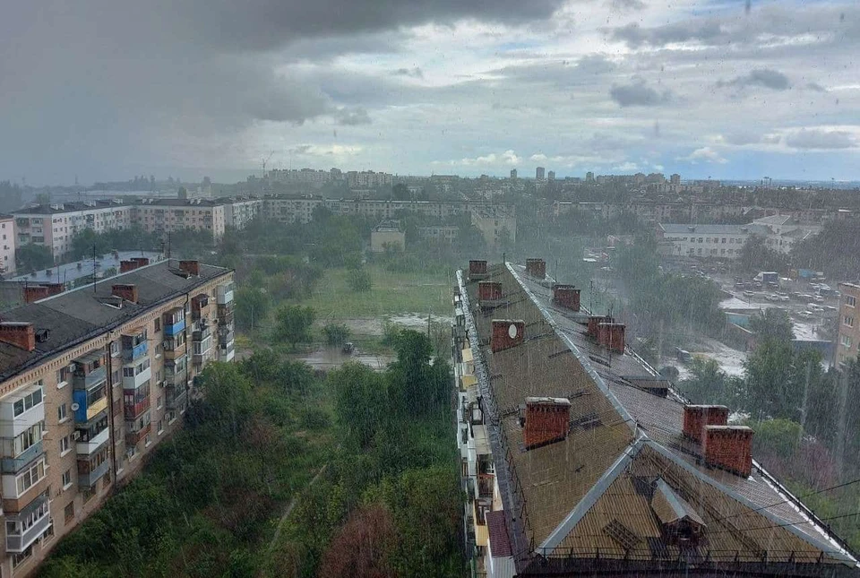 С неба льет как из ведра.