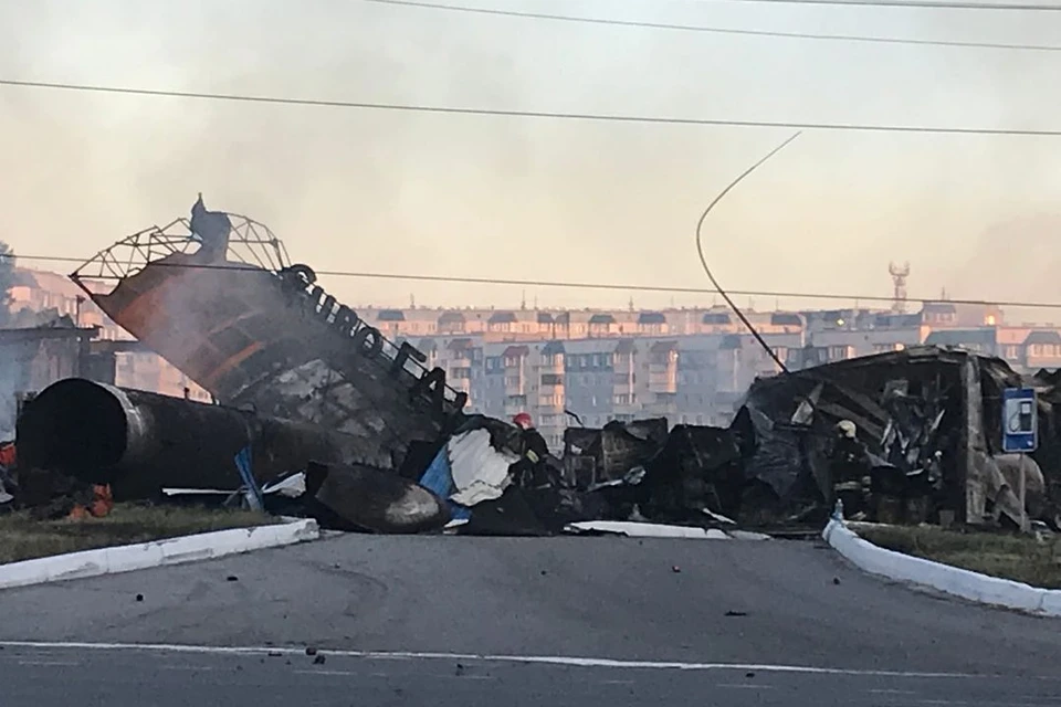 Появились фото последствий взрыва на заправке в Новосибирске 14 июня 2021 года.