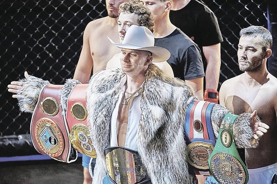 Роман Курцын (в шляпе) сыграл чемпиона по боям без правил. Фото: ТНТ