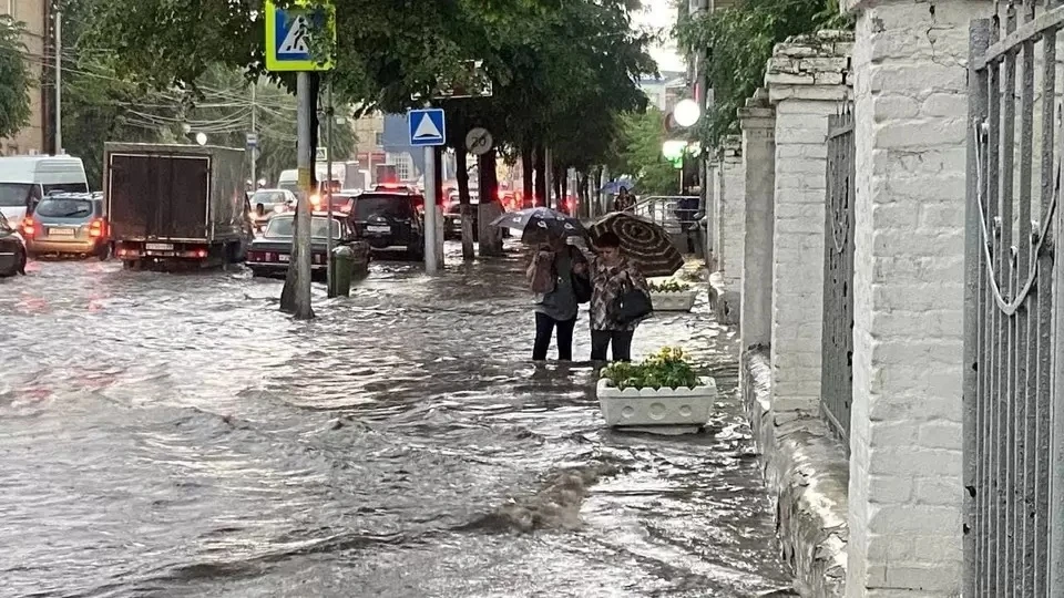 После первого серьезного июньского потопа в Рязани городские чиновники делали вид, что это абсолютно нормальная ситуация.