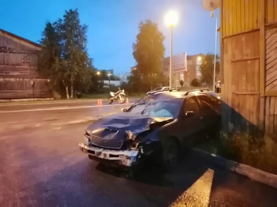 Мотоциклист в Ханты-Мансийске проехал на красный и врезался в «Ниссан» Фото: ГИБДД России