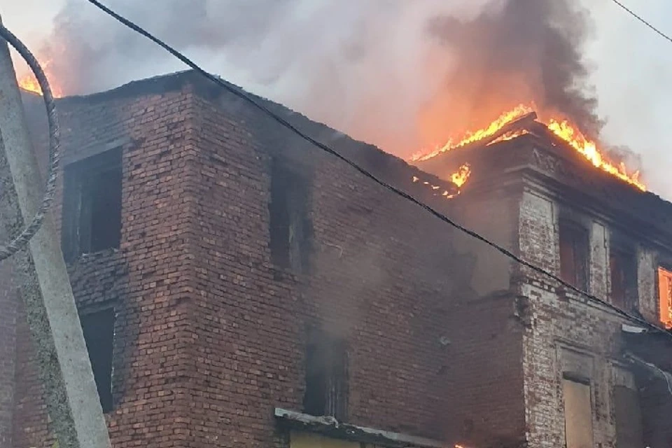 У здания загорелась крыша.