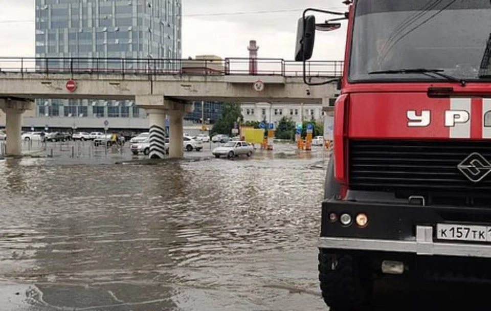 Привокзальная площадь в донской столице сильно затоплена. Фото: пресс-служба ГУ МЧС по Ростовской области