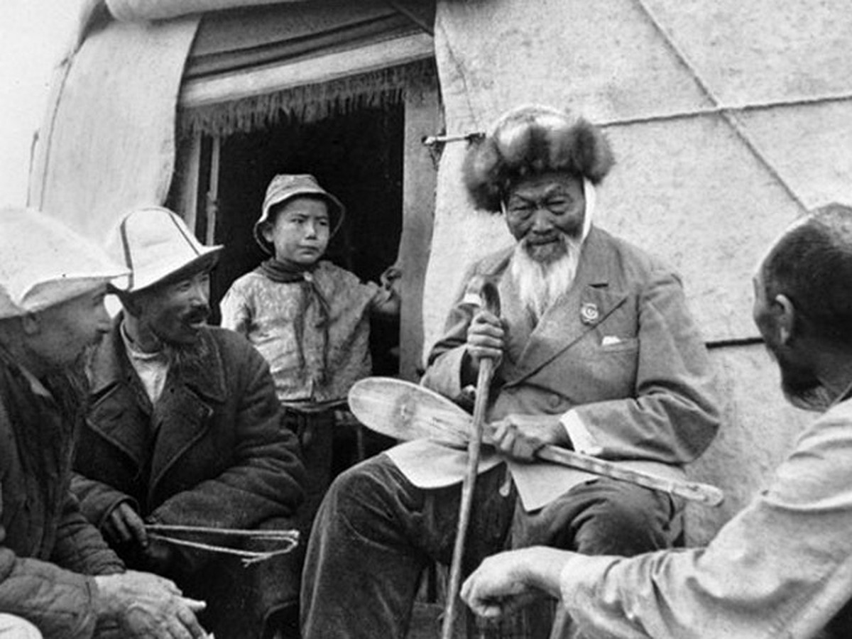 Үлкен табиғи сиськи бар американдық порно Екі жұп бейне бөлісу арқылы топтық секс сеансын сынап көреді