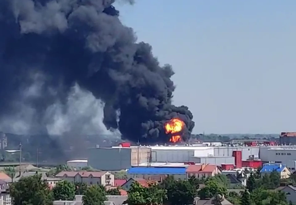 Что горело вчера в калининграде. Мираторг калининград горит. Мираторг калининград горит. Дом пожарных калининград. Сгоревший стадион.