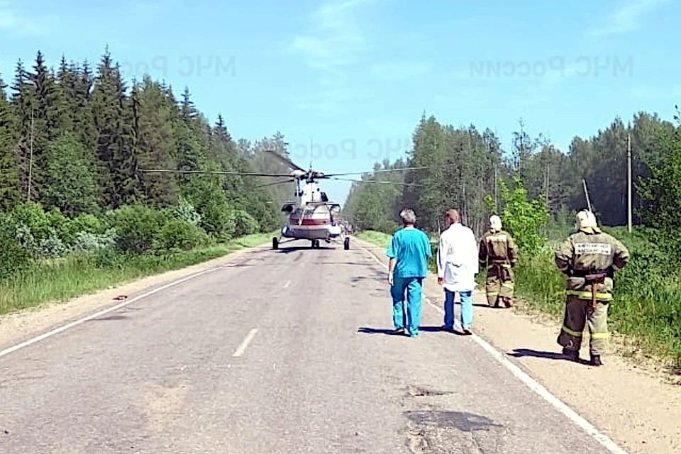 Вертолёт приземлился прямо на месте ДТП. Фото Главное управление МЧС по Тверской области.
