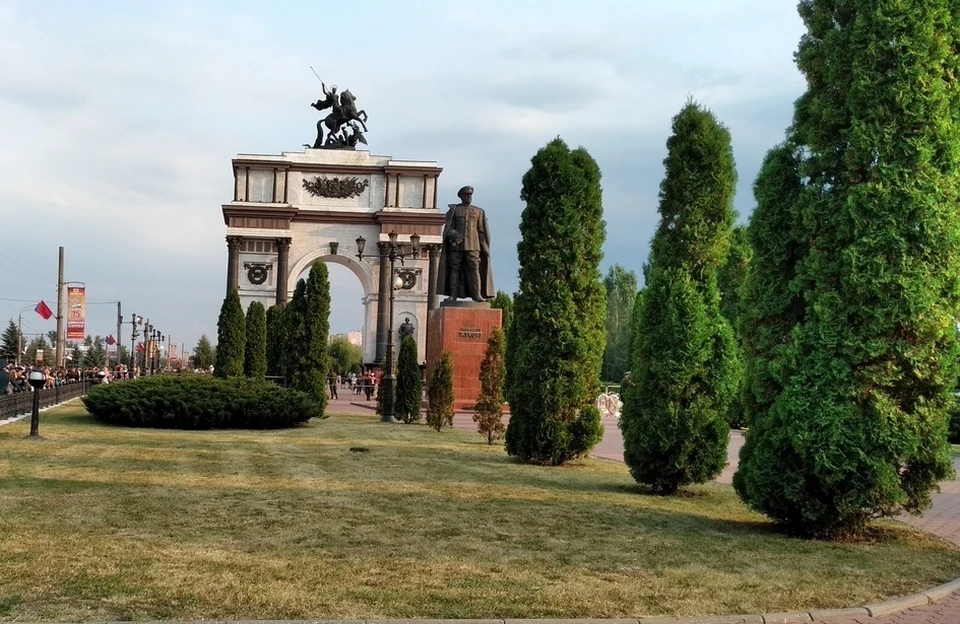 Вечером прожекторы озарят Триумфальную арку и памятник маршалу Жукову