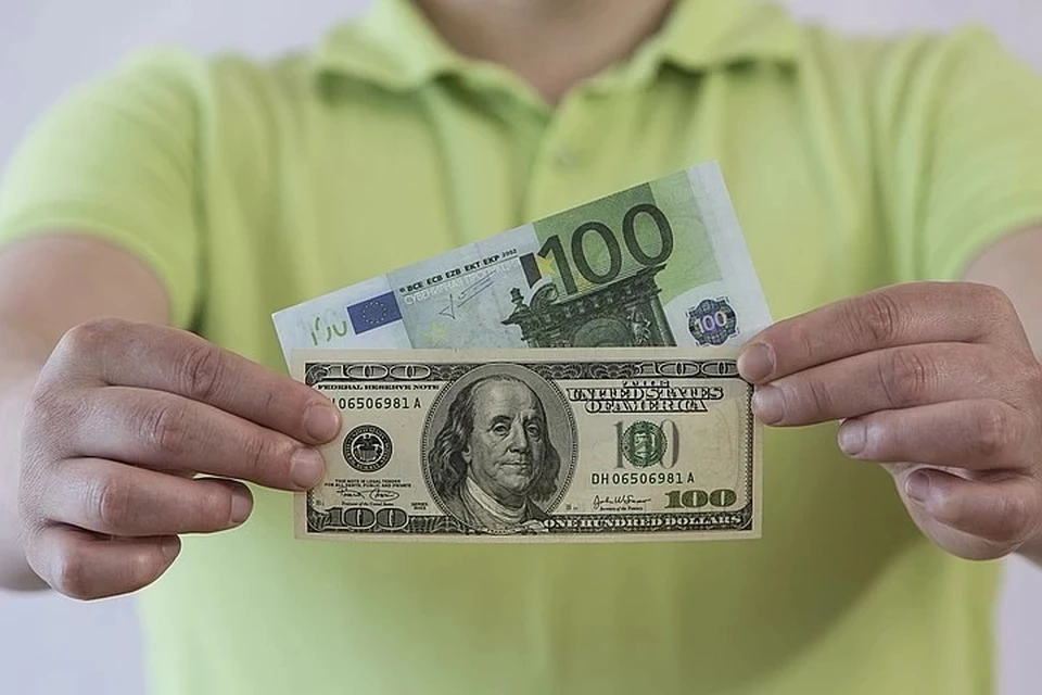 Аналитики предсказали доллару коридор в 72-74 рубля на лето 2021 года