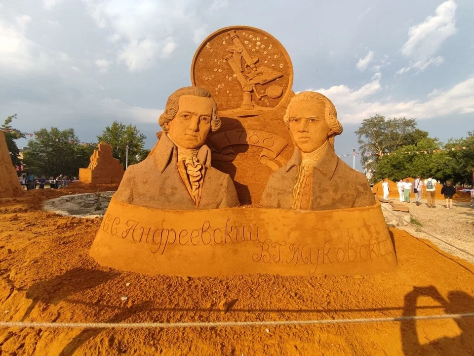 Трещину на скульптуре можно увидеть, если приглядеться. Фото: Ольга Мурзина