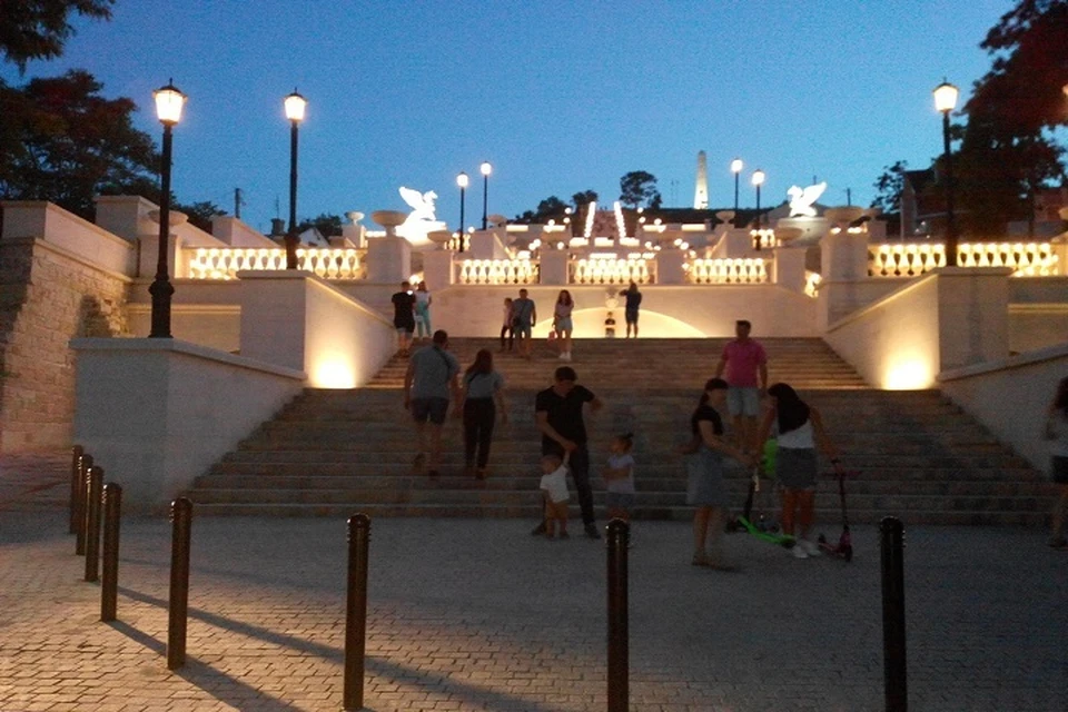 Большая Митридатская лестница в день открытия после реставрации приняла большое количество туристов.