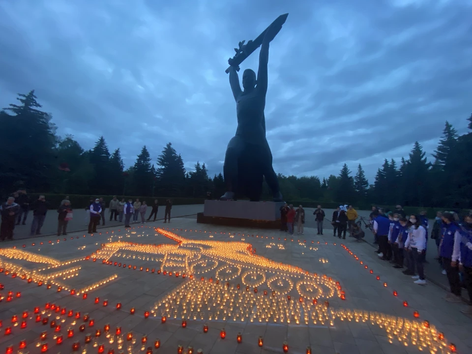 Инсталляция из горящих свечей появилась в парке Победы. Фото: vk.com/region55