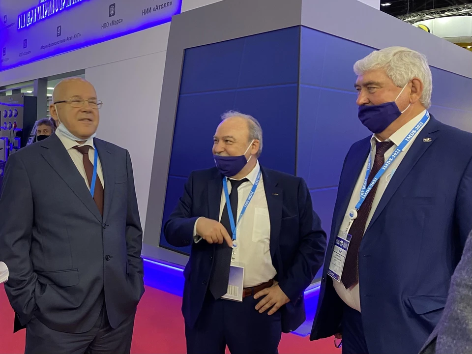 Константин Шилов (слева) с руководителями АО «Моринсис-АГАТ-КИП».