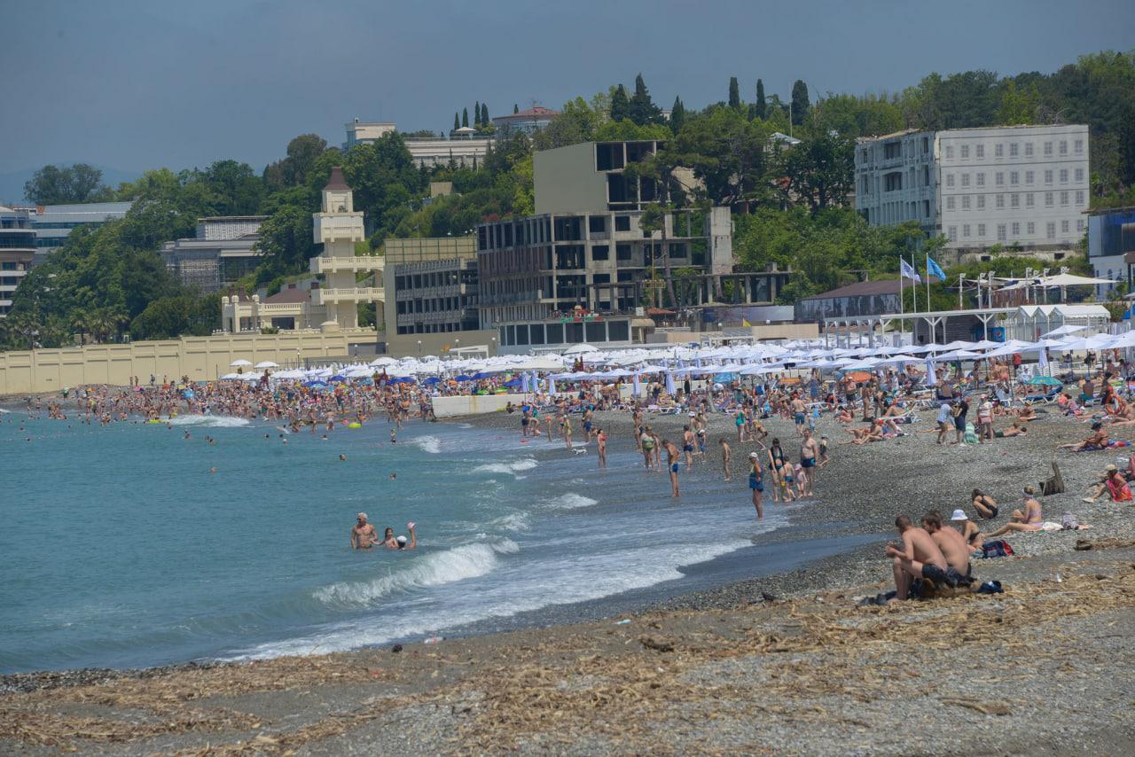 В Сочи сейчас много туристов, но отельеры хотят еще больше