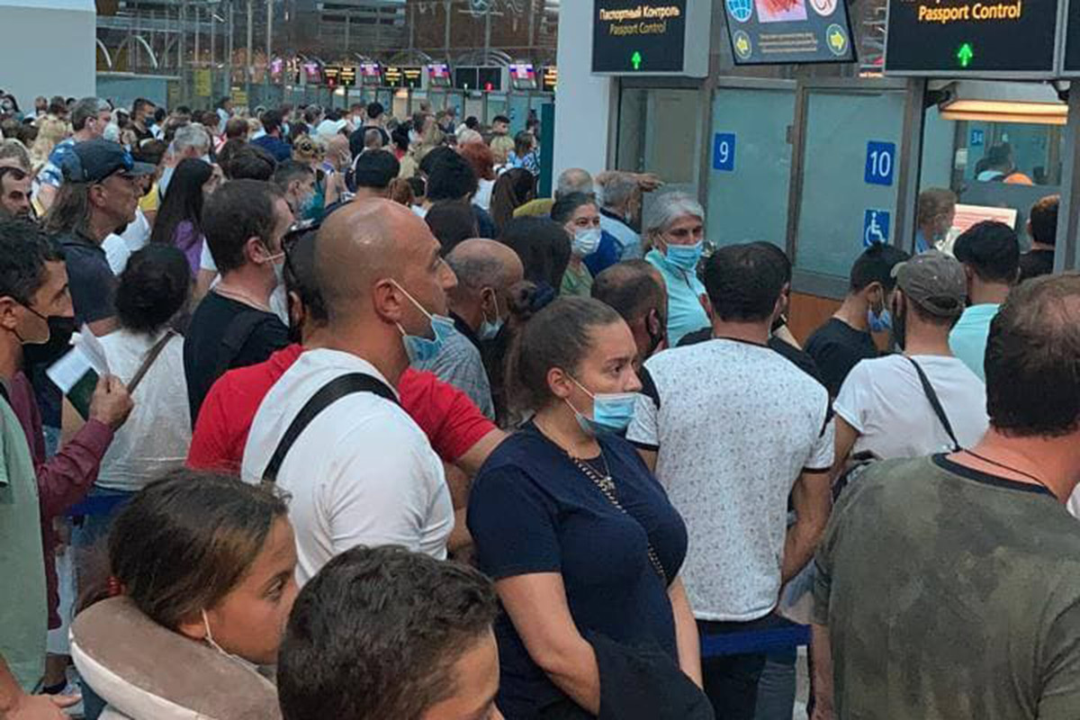 Пассажиры в Шереметьево.