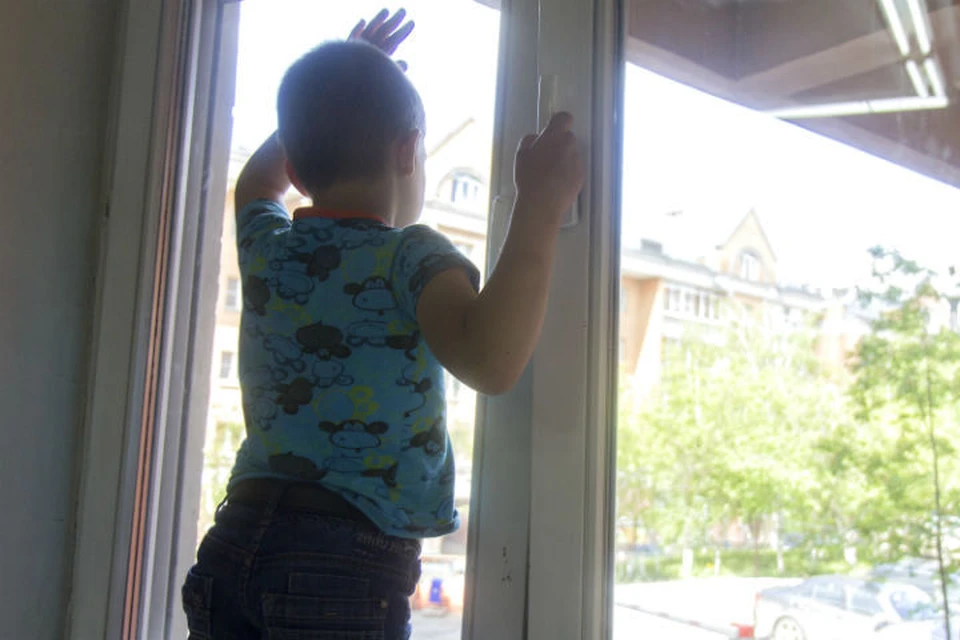 В Ярославле 4-летний малыш выпал из окна