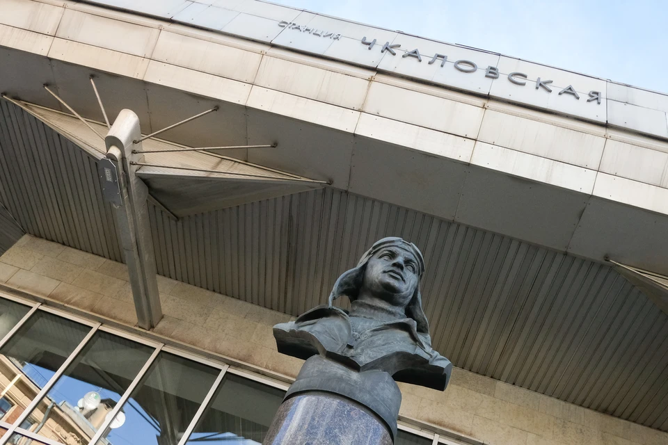 На "Чкаловской" задержали пассажира с гранатой.