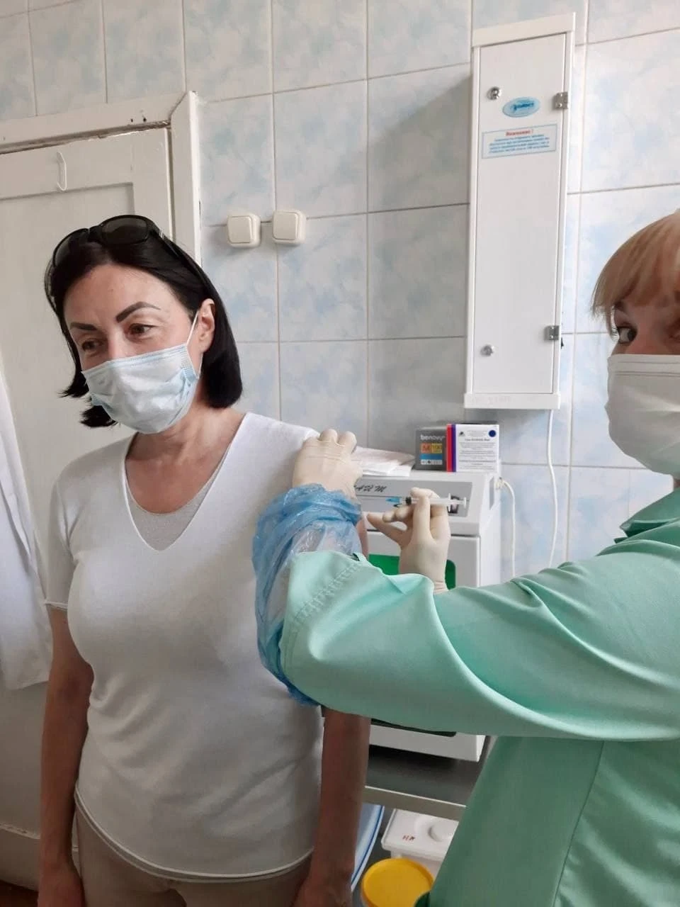 Наталья Котова поделилась фотографией с вакцинации. Фото: мэрия Челябинска