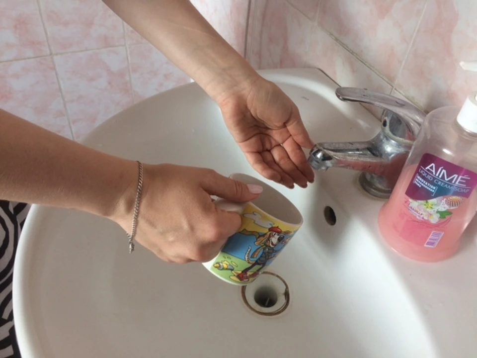 Жители жалуются, что неделями сидят без воды