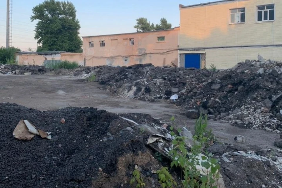 Участок был захламлен ломом асфальтового и асфальтобетонного покрытия, продуктом переработки старых асфальтовых покрытий в виде крошки с битумными остатками. Фото: eco.tatarstan.ru