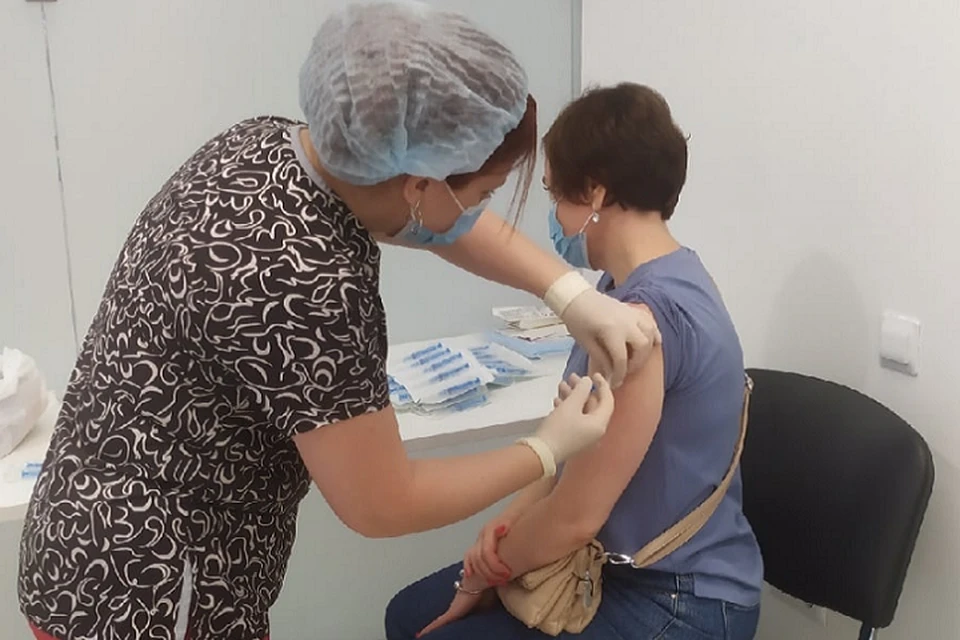 В день в городской поликлинике Тюмени вакцинируют около 300 человек
