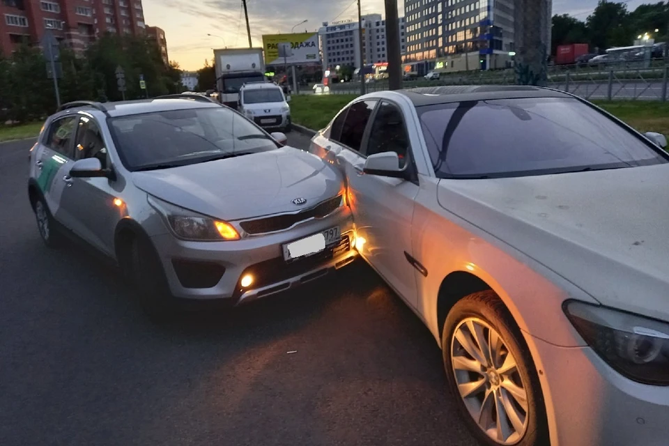 В Приморском районе каршеринг протаранил стоявший БМВ. Фото: vk.com/spb_today