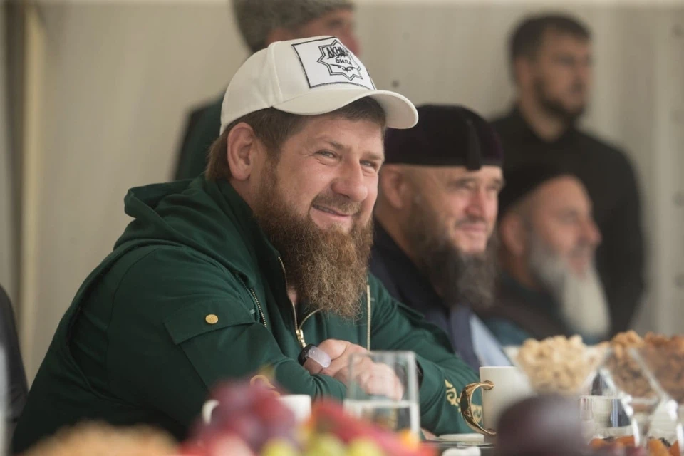 Глава Чечни Рамзан Кадыров внимательно следил за прямой линией президента. Фото: vk.com/ramzan