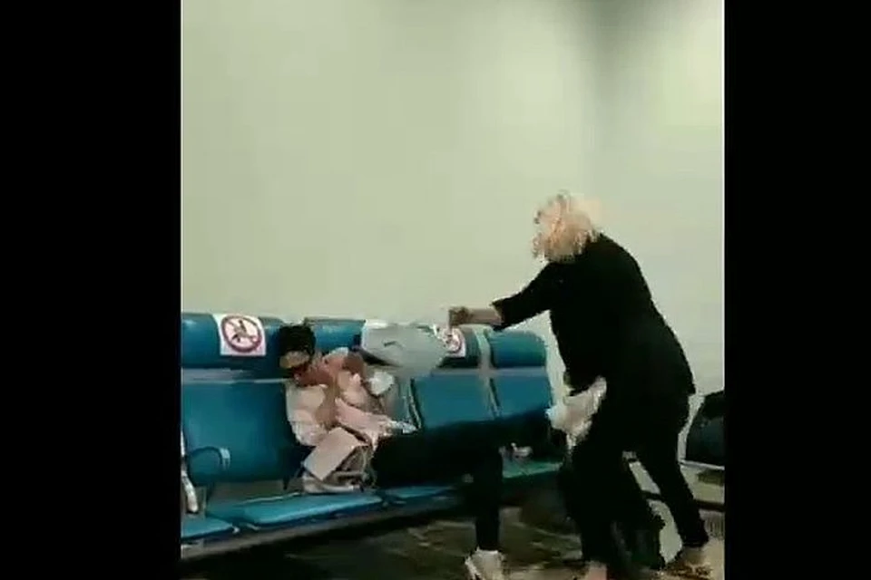 Очевидцы уверяют, что дамы не поделили место.