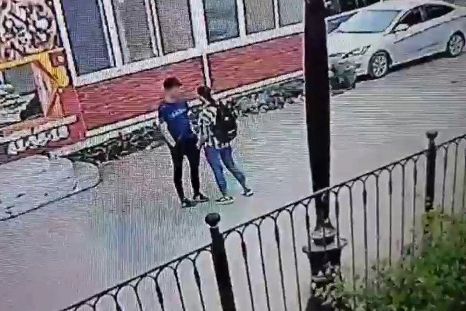 Убила и вымыла нож в фонтане: в Братске 16-летняя девушка в центре города зарезала 14-летнего школьника. Фото: камеры видеонаблюдения.